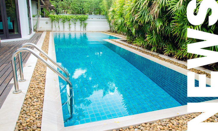 Piscina con agua turquesa